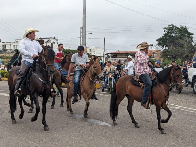 Cabalgata en frontera: Antesala al desfile de carrozas y elección del Rey Momo