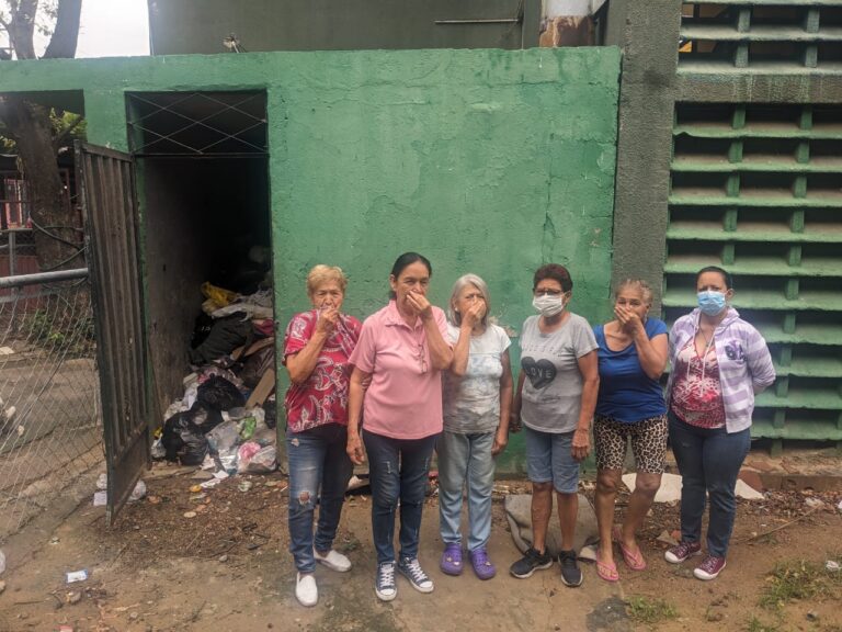 Mujeres de la tercera edad claman por el servicio del aseo urbano en San Antonio