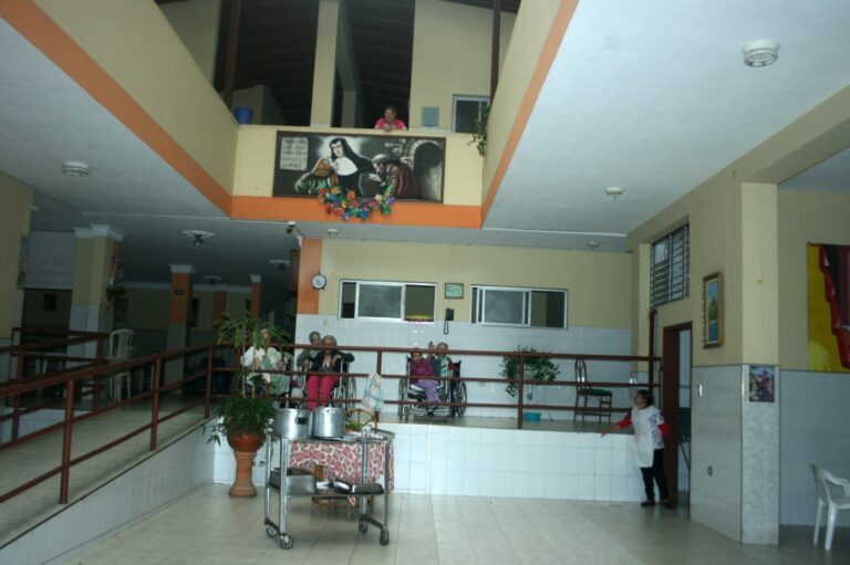 Abuelos de las casas hogar necesitan asistencia médica especializada