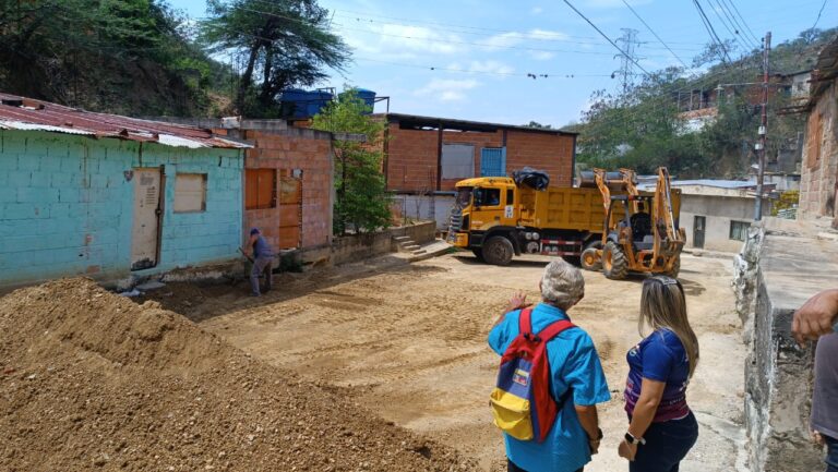 Arriba maquinaria pesada para atender calles enlodadas en San Antonio