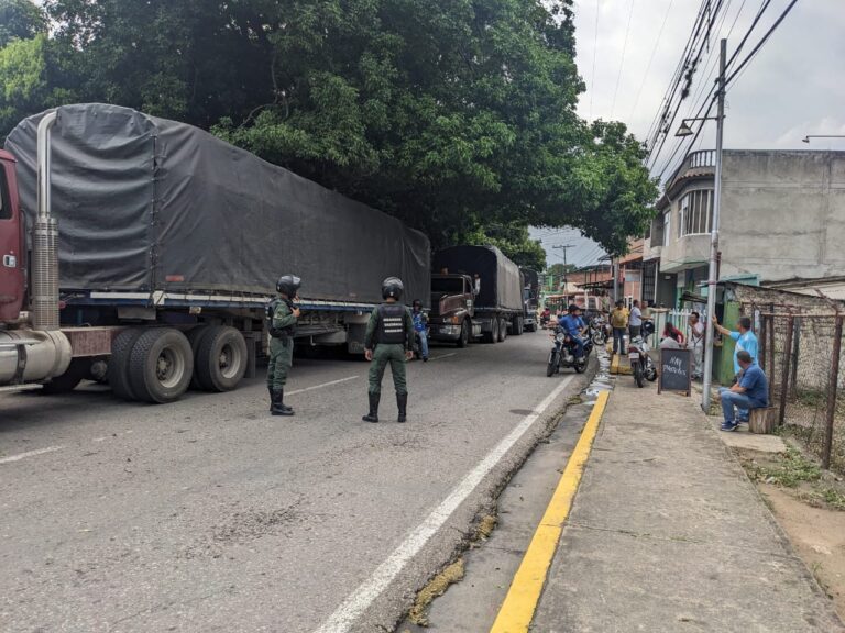 Fila de vehículos por protesta en la vía San Antonio – Ureña