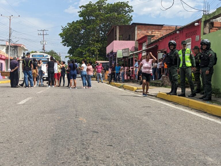 GNB media con manifestantes en la vía San Antonio – Ureña