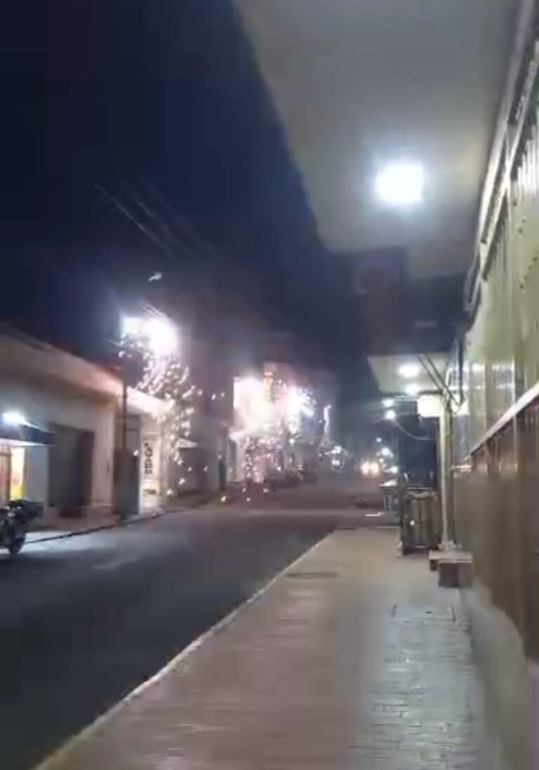 Susto en el centro de San Antonio por “lluvia de chispas” en cuerdas de alumbrado público