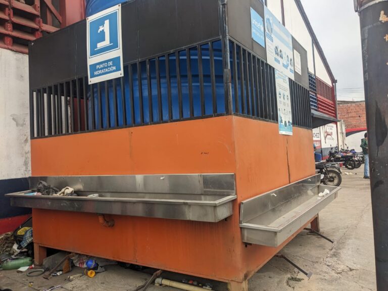 Abandonado punto de hidratación en el Mercado Municipal de San Antonio