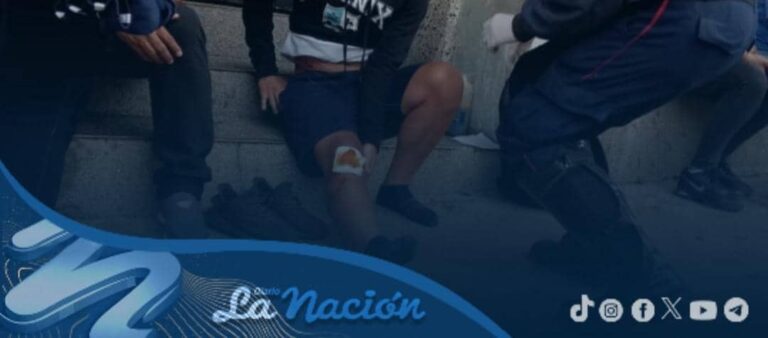 Colisionan 2 motos en el centro de Colón