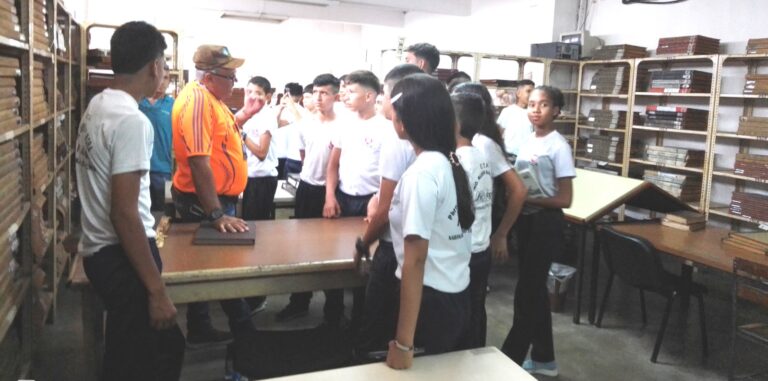 Estudiantes de escuela técnica de Naranjales visitaron la hemeroteca del estado