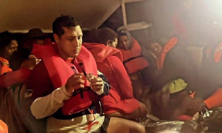 La embarcación se habría fracturado: rescatan a 40 personas entre las islas de Cubagua y Margarita