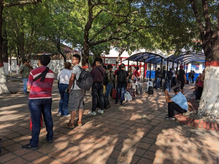 Retraso en el sellado de pasaportes en San Antonio por apagón