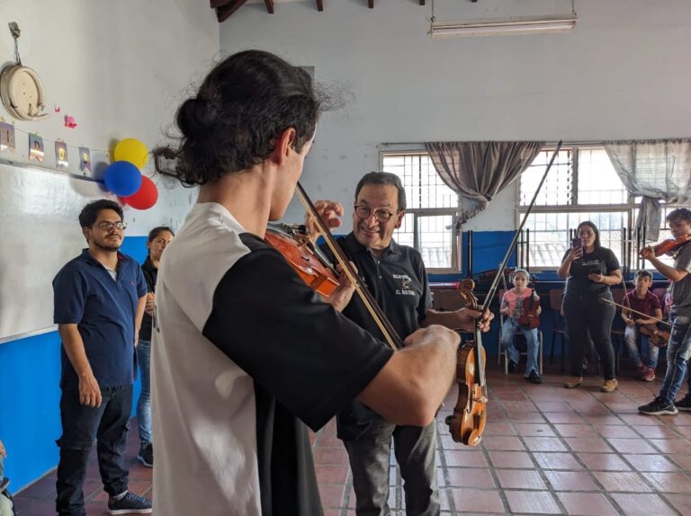 El violinista Jhonny Mendoza visitó la frontera