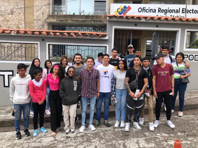 En Junín jóvenes se inscriben en el Registro Electoral
