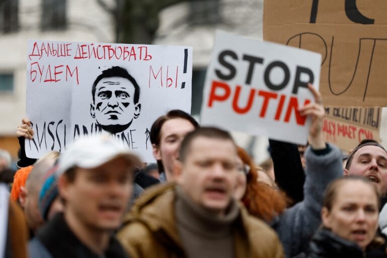 Condenan en Rusia a más de 150 personas que manifestaron en memoria de Navalni