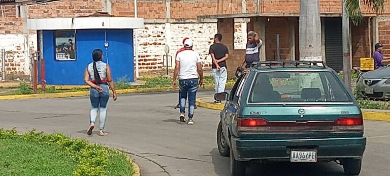 “Asesores” o “arrastradores”: Figura no legal que aborda a pasajeros en el terminal de la frontera