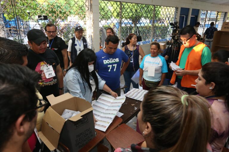 El Salvador cierra elecciones que definen respaldo al oficialismo en municipios