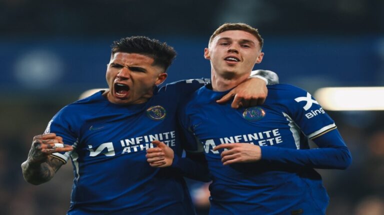 Palmer iluminó al Chelsea bajo la lluvia de Londres