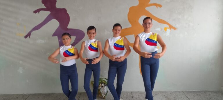 En Ayacucho se unen al festejo de Día de la Danza Nacionalista