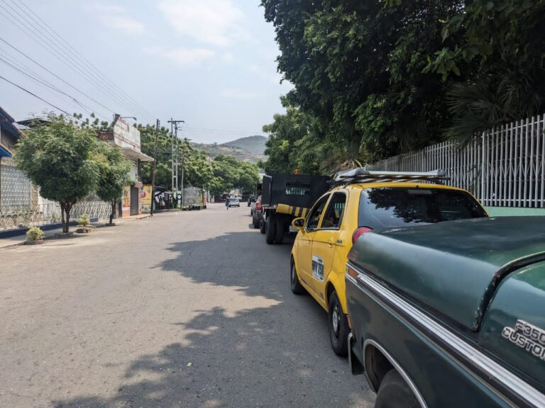 “Me ahorro varios pesitos”: vehículos colombianos en las estaciones de San Antonio