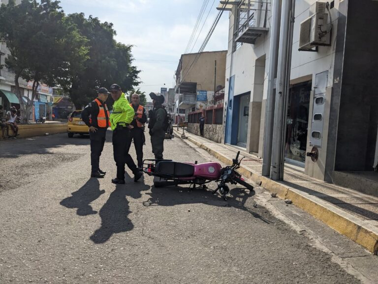 Motorizado lesionado de gravedad al chocar con objeto fijo en San Antonio