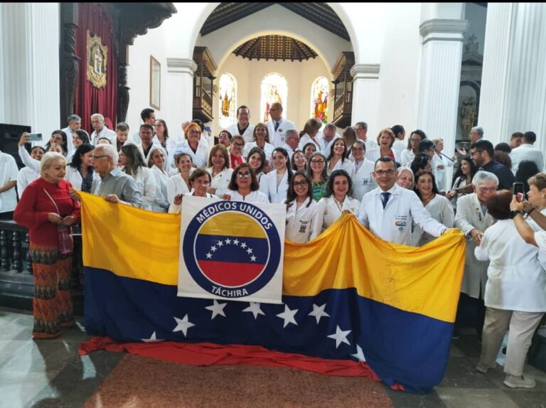 “La batas blancas identifican nuestra profesión y vocación”