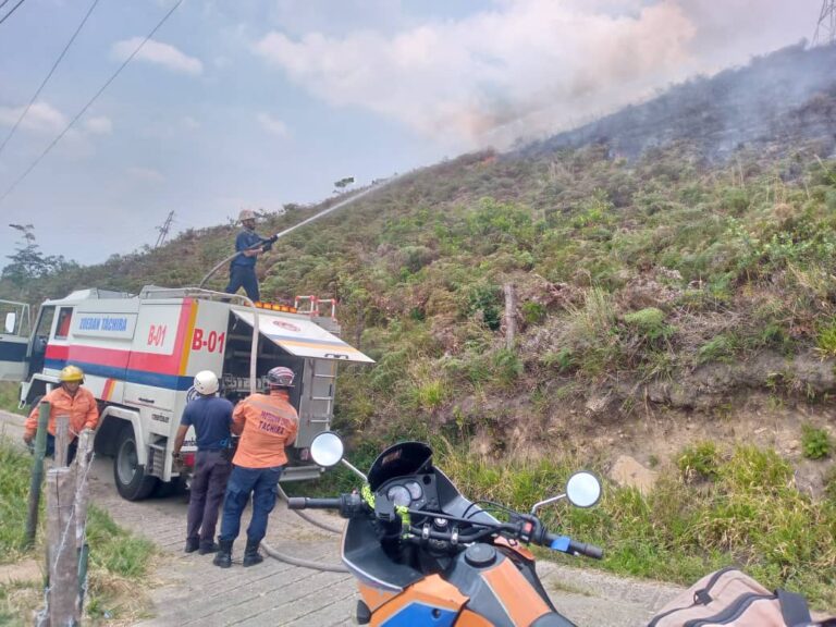 Sofocado incendio en El Sendero