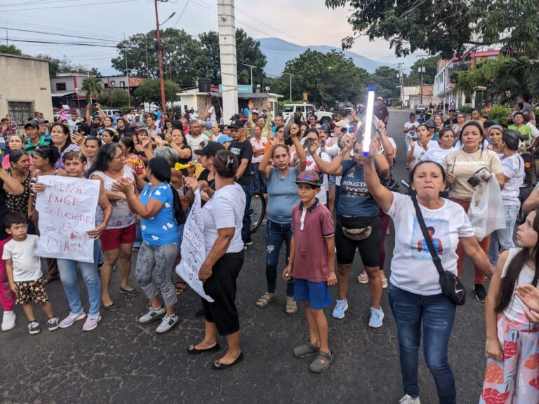 Con cacerolas protestan en Ureña para exigir agua y luz