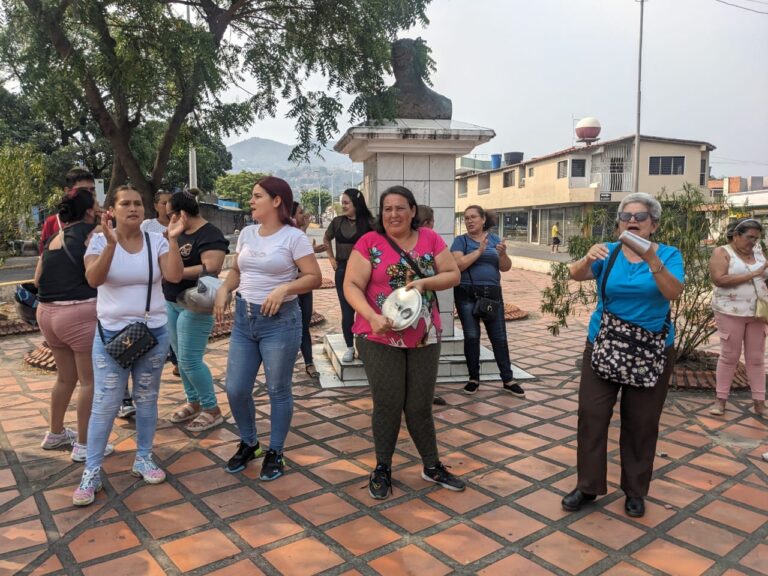 “Nos más cortes”: Ciudadanos protestan en San Antonio