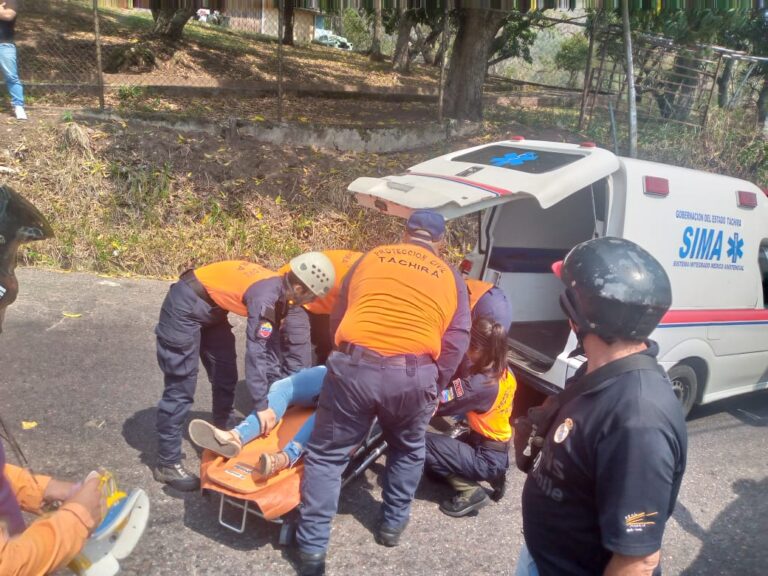 Dos lesionadas tras choque de vehículo en vía a Cordero