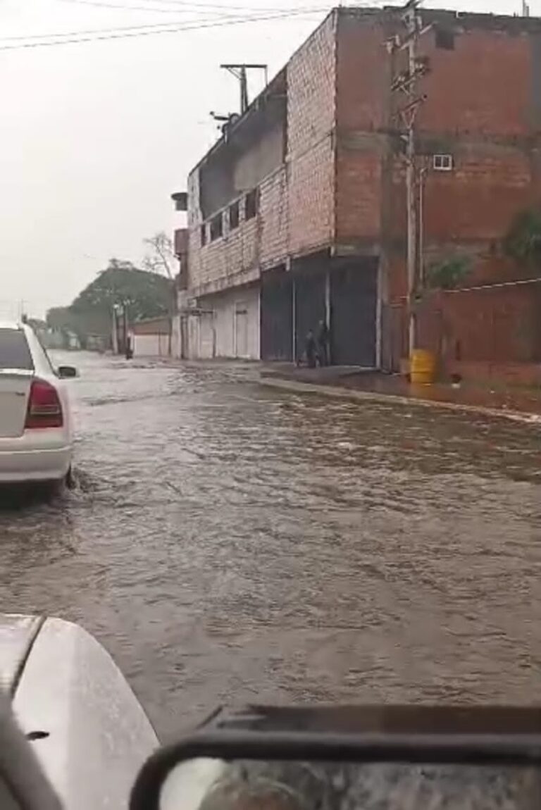 Aguacero también afectó vía hacia el puente de Ureña