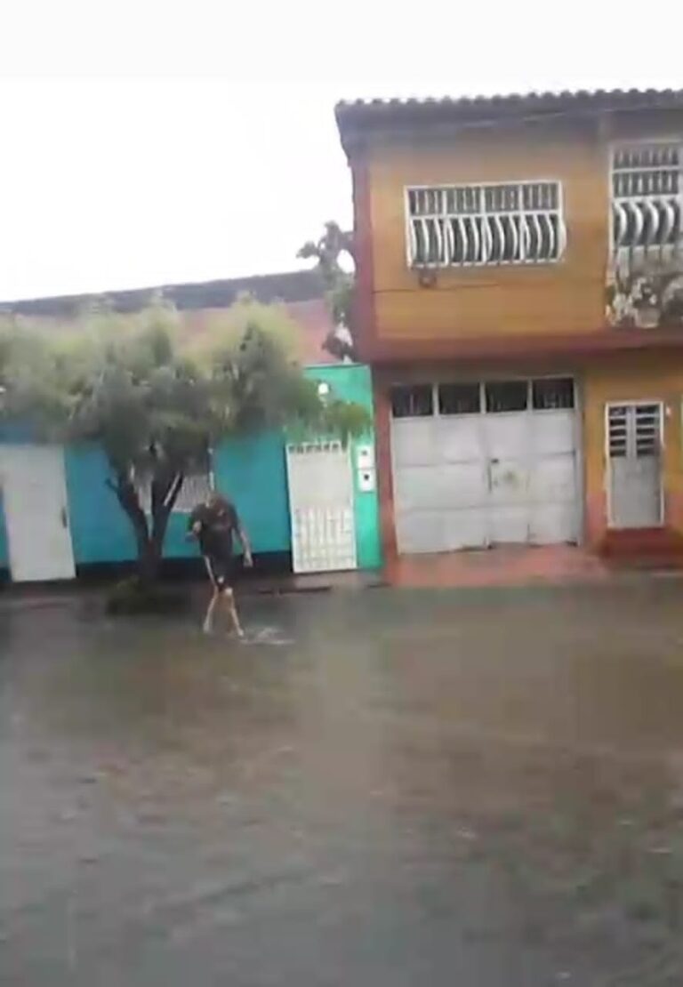 “15 minutos de lluvia y se anegó la calle”: Exigen mantenimiento de colectores en Ureña