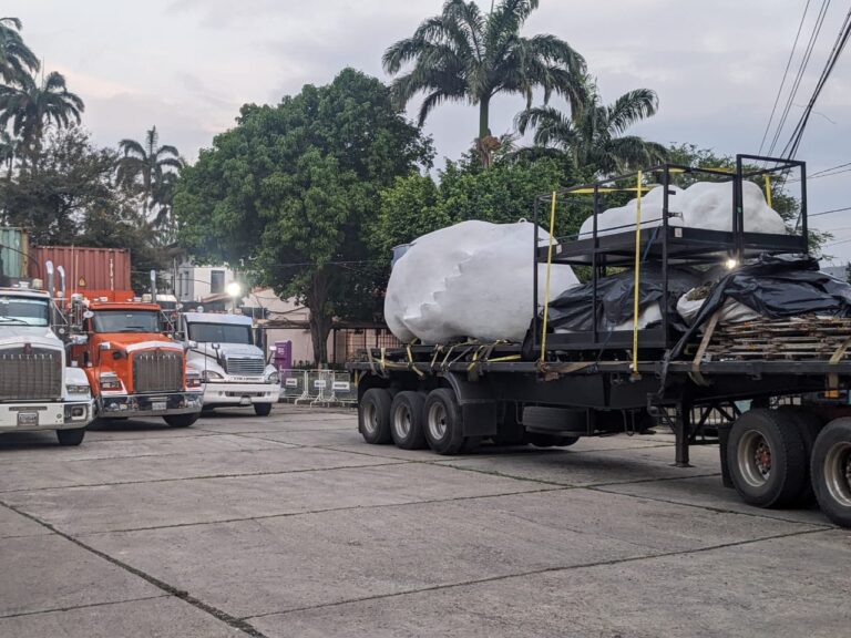 “Es trabajo para muchos”: Transportistas que movilizaron el aparataje de Karol G