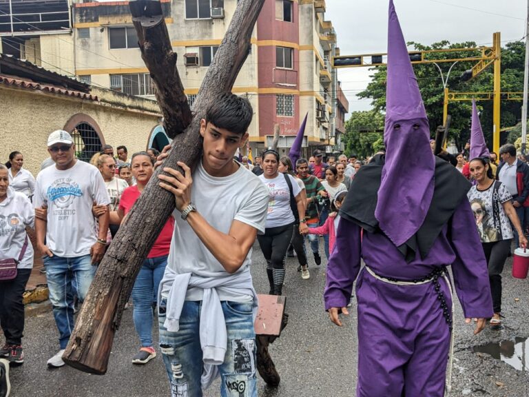 Lluvia y mucha devoción en el Viacrucis de la frontera