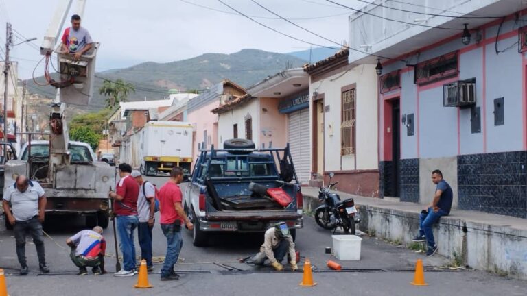 Reparan ocho rejillas de alcantarillas en San Antonio