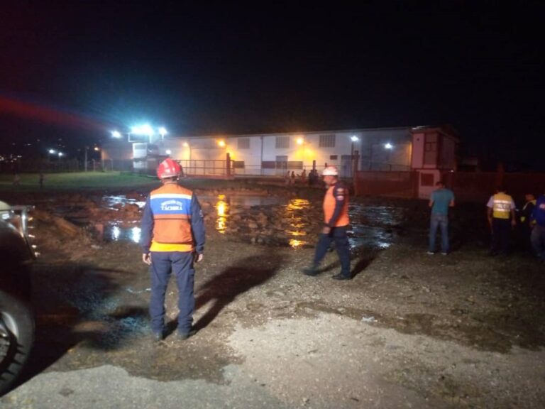 Calles inundadas en Táriba por rotura de tubo matriz