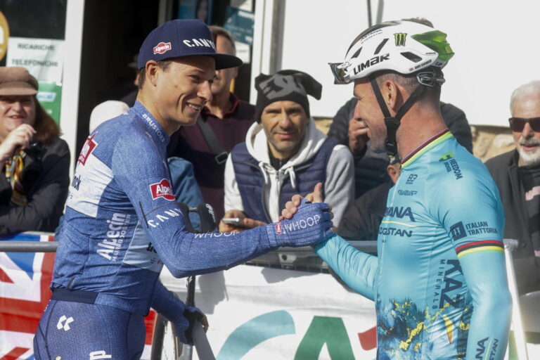 Philipsen arrasa en el esprint