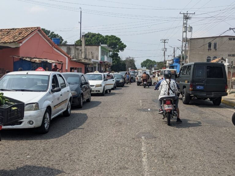 Kilométrica cola en la vía Ureña – San Antonio