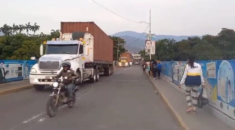 36 gandolas cruzan la frontera con el aparataje de Karol G