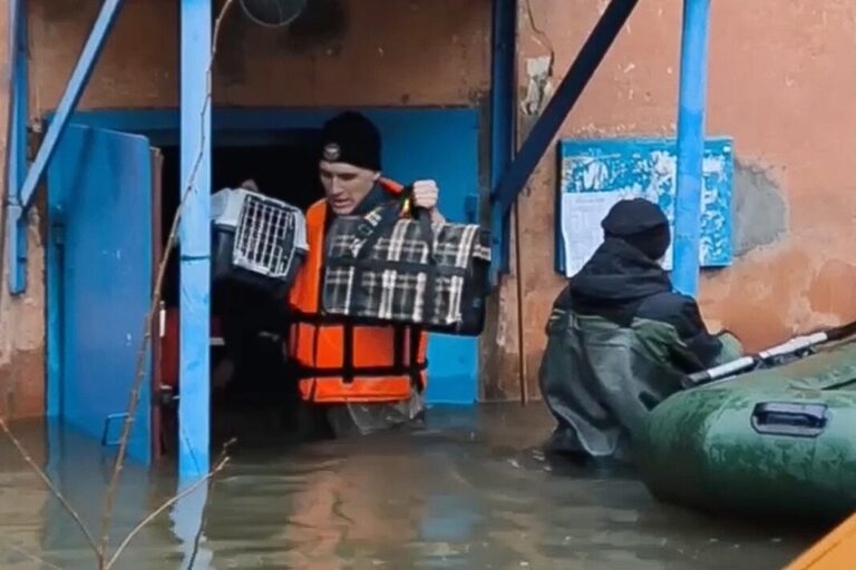 Evacúan a más de mil personas en la ciudad rusa de Orsk por inundaciones