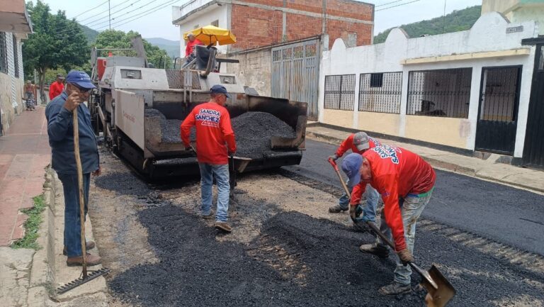 Arranca Plan de Asfaltado en San Antonio con más de mil toneladas