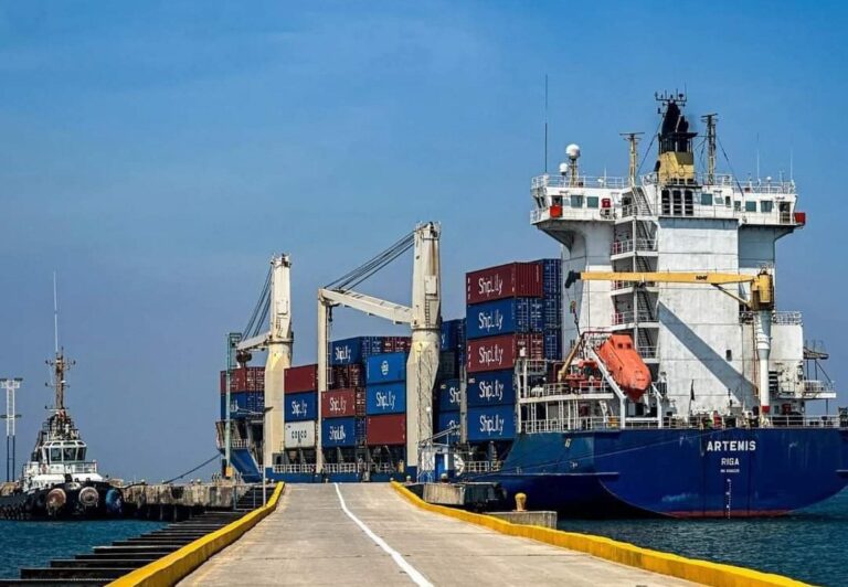 Sucre | Después de 11 años llega barco con contenedores a Puertos de Sucre