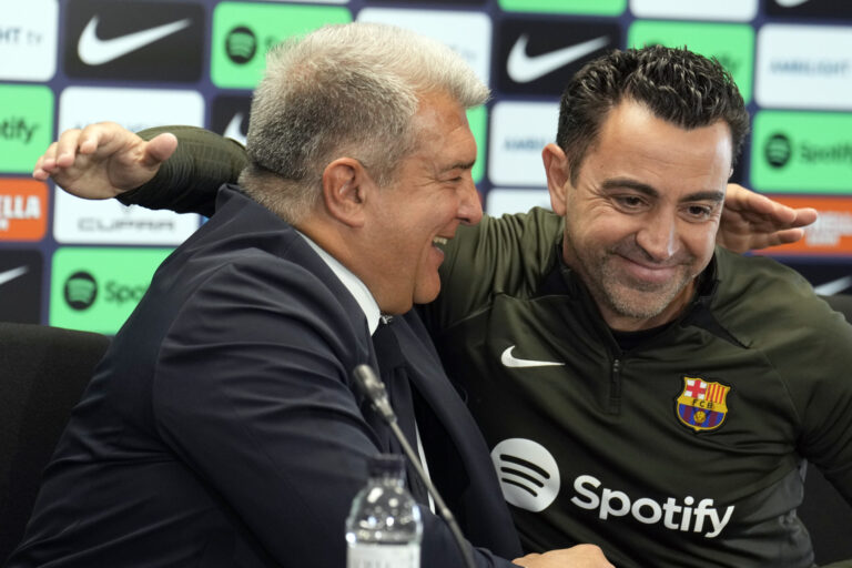 Xavi sigue con el Barcelona