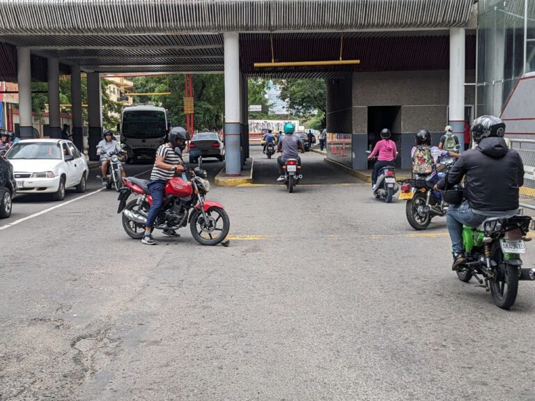 Choque entre dos motos en plena aduana de San Antonio