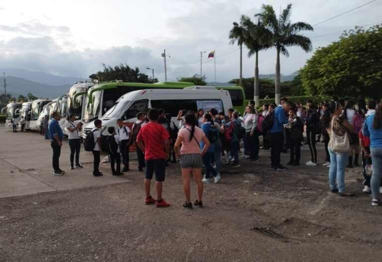 Rechazan medida que prohíbe a padres abordar transporte escolar de frontera