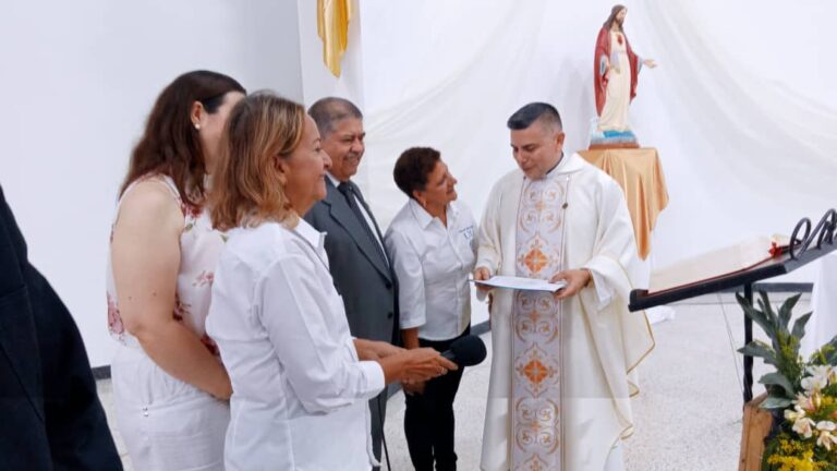 Imponen botón de la ULA al padre Joel Escalante