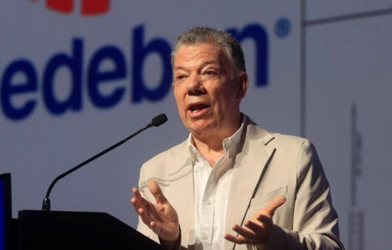Santos pide “más vehemencia” y que continúe presión internacional ante Venezuela