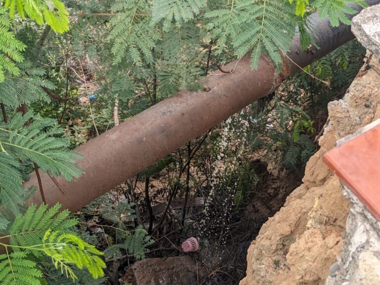 “No aguantamos el olor”: En frontera exigen solución a tubería averiada