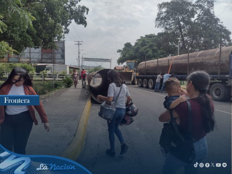 Arriba maquinaria y tubería para recuperación de entrada al puente de Ureña