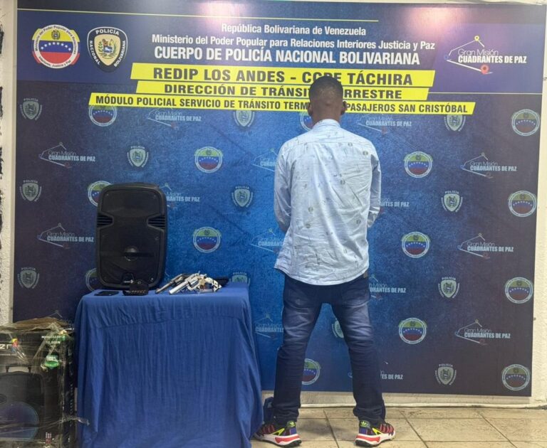 Aprehendido por la PNB al encontrarle dos armas de fuego ocultas en una corneta