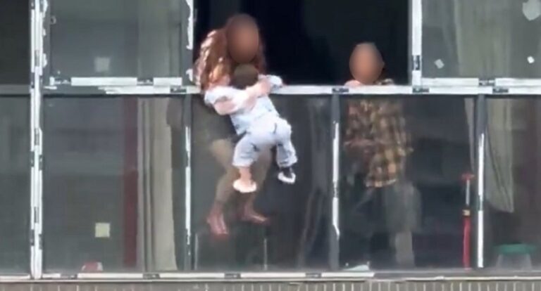 Mujer lanza a su hijo de 3 años desde un edificio de 22 pisos en China