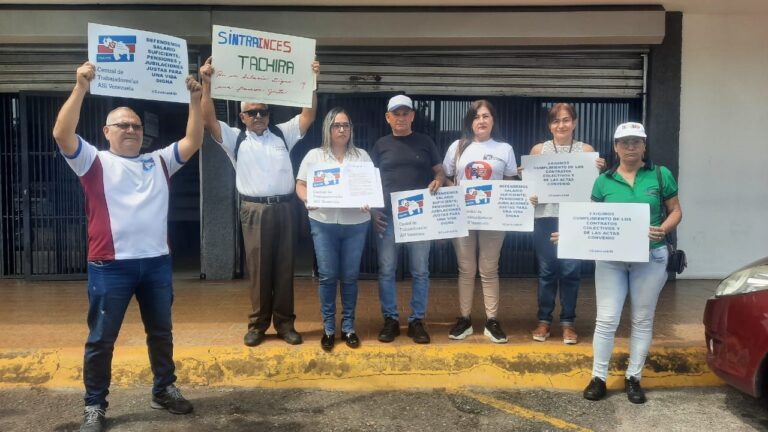 Representantes gremiales exigen 200 dólares de salario mínimo vital