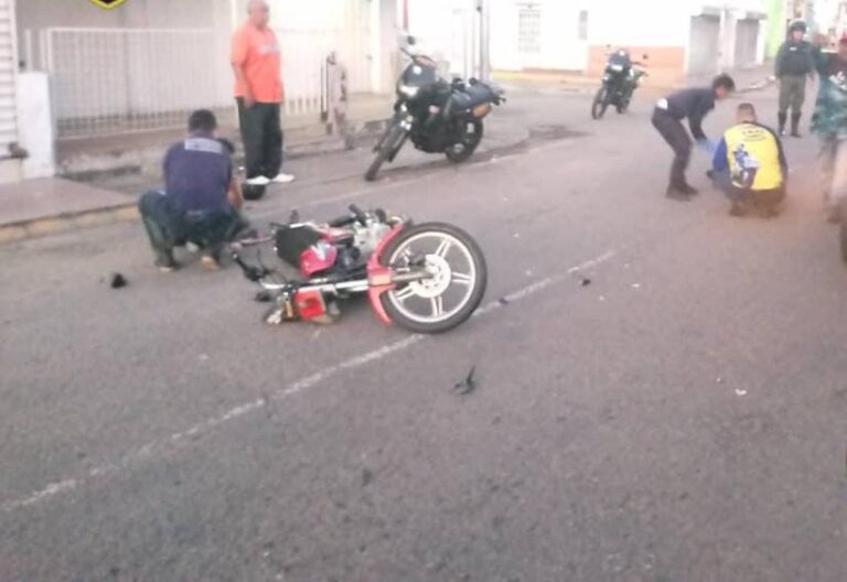 Mototaxista y transeúnte lesionadas en accidente de tránsito en San Antonio