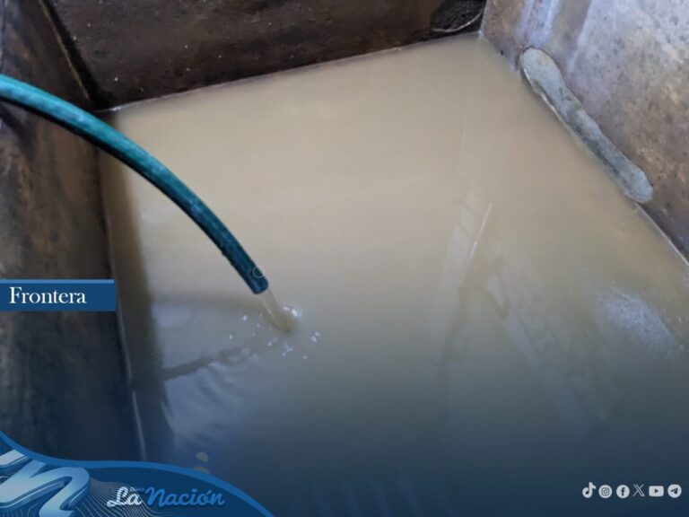 En frontera se quejan por el color amarillento con el que llega el agua